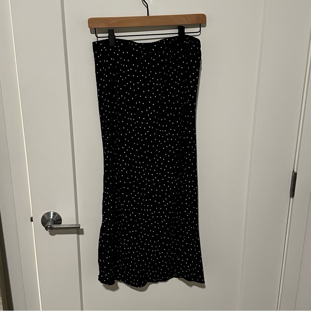 CLOSET CLEANOUT OFFERS WELCOME 🤗 Black polka dot midi skirt